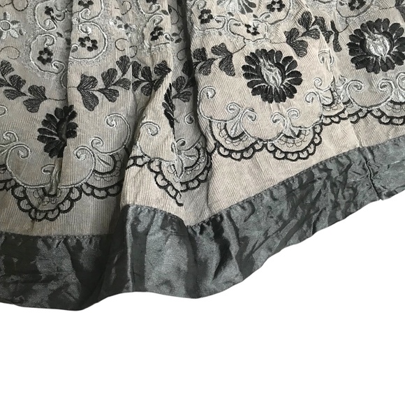 Vintage-Style Gray Embroidered A-Line Midi Skirt – Floral Boho Detail - Picture 6 of 7